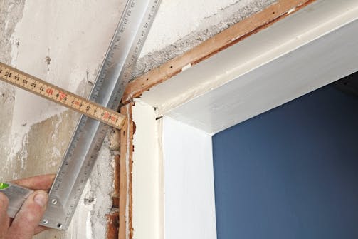 Karmin ja suorakulman välisen etäisyyden mittaus Oven listoitus vanhaan karmiin